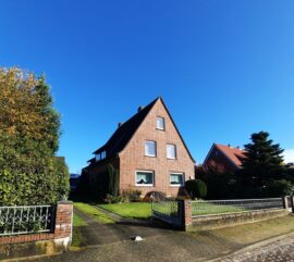 ZU VERKAUFEN: Einfamilienhaus mit Einliegerwohnung und separatem Baugrundstück in beliebter Lage von Klecken