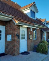 VERKAUFT: Ca. 130 m² Wohn-/Nutzfläche! Eigener Gartenanteil! Gepflegte 3-Zimmerwohnung mit zusätzlich wohnlich nutzbarem Dachgeschoss im Reihenhaus- Charakter