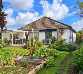 Gepflegter OKAL-Bungalow in ruhiger Feldrandlage mit schönem, uneinsehbarem Grundstück