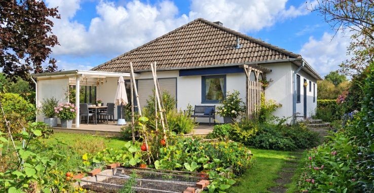 Gepflegter OKAL-Bungalow in ruhiger Feldrandlage mit schönem, uneinsehbarem Grundstück